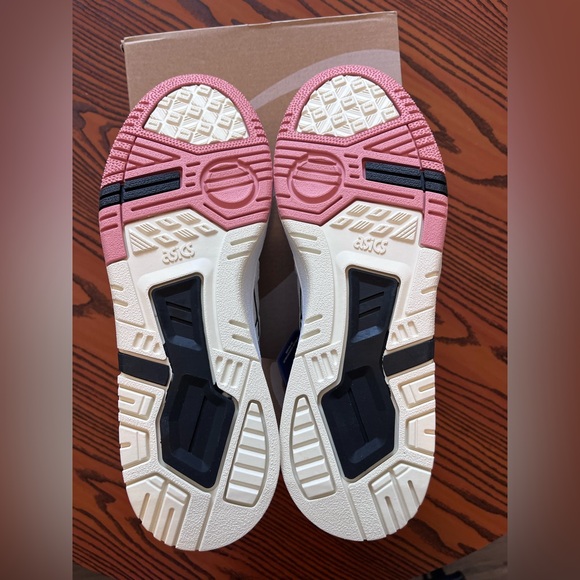 ASICS - Picture 7 of 8